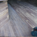 Φάση λείανσης του δαπέδου από καρυδιά το οποίο τοποθετήθηκε κολλητά πάνω στο παλιό δάπεδο.