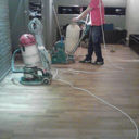 Ανακαίνιση στo Café-Bar “Αγορά” στο Κορυδαλλό. Φάση λείανσης και τελική όψη δαπέδου από προγυαλισμένες σανίδες.