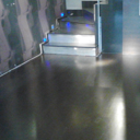 Βαφή και γυάλισμα με βερνίκι νερού σε παλιό δάπεδο από προγυαλισμένες σανίδες.