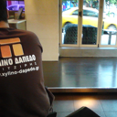 Βαφή και γυάλισμα με βερνίκι νερού σε παλιό δάπεδο από προγυαλισμένες σανίδες.