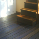 Μονοκατοικία στον Άγιο Δημήτριο. Υπερυψωμένη κατασκευή πάνω σε ανισόπεδο υπόβαθρο.