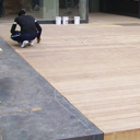 Στοκάρισμα δαπέδου τύπου deck πριν ακολουθήσει η εφαρμογή χρώματος εξωτερικού χώρου.