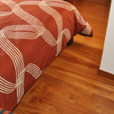 Ξύλινο δάπεδο είδους ντουσιέ, σε υπνοδωμάτιο.