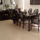 Κολλητό δάπεδο προγυαλισμένων σανίδων πάνω σε τσιμεντοκονία με ενδοδαπέδια θέρμανση.