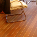 Κολλητό πάτωμα από προγυαλισμένες σανίδες τύπου καταστρώματος.