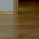 Προγυαλισμένο δάπεδο σφενδάμου σε υπνοδωμάτιο.