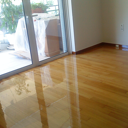 Συντήρηση παλιού δαπέδου στο Π.Φάληρο με γυαλιστερή όψη.