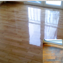 Συντήρηση ξύλινου δαπέδου σε υπνοδωμάτιο στην Καλλιθέα με βερνίκι πολυουρεθάνης.  