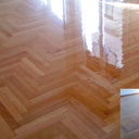 Συντήρηση ξύλινου δαπέδου τύπου ψαροκόκκαλο με γυαλιστερό βερνίκι στον Άγιο Δημήτριο