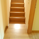 Εσωτερική σκάλα με μεταλλικό σκελετό επενδεδυμένο από παρκέτα δρυός σε μεζονέτα στη Διώνη